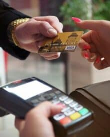 Napiwek kartą kredytową – to proste, ale czy pożądane?