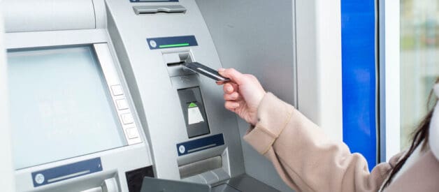 Jak działają bankomaty i jak bezpiecznie z nich korzystać?
